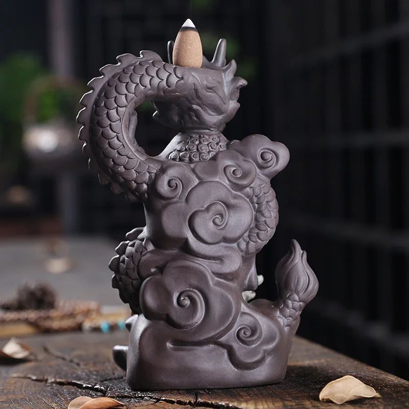 Rückfluss-Räuchergefäß „Drachen & Buddha“ aus lila Ton – Zen Deko & Aromatherapie für Zuhause (Keramik)