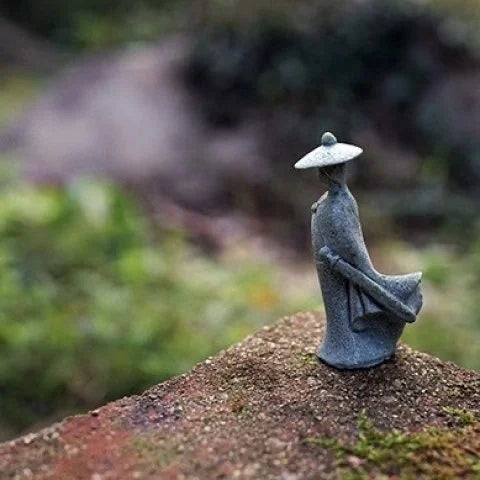 🧘♂️ Chinesische Krieger-Mönch-Statue – Zen-Mikrolandschaft & Gartendekoration