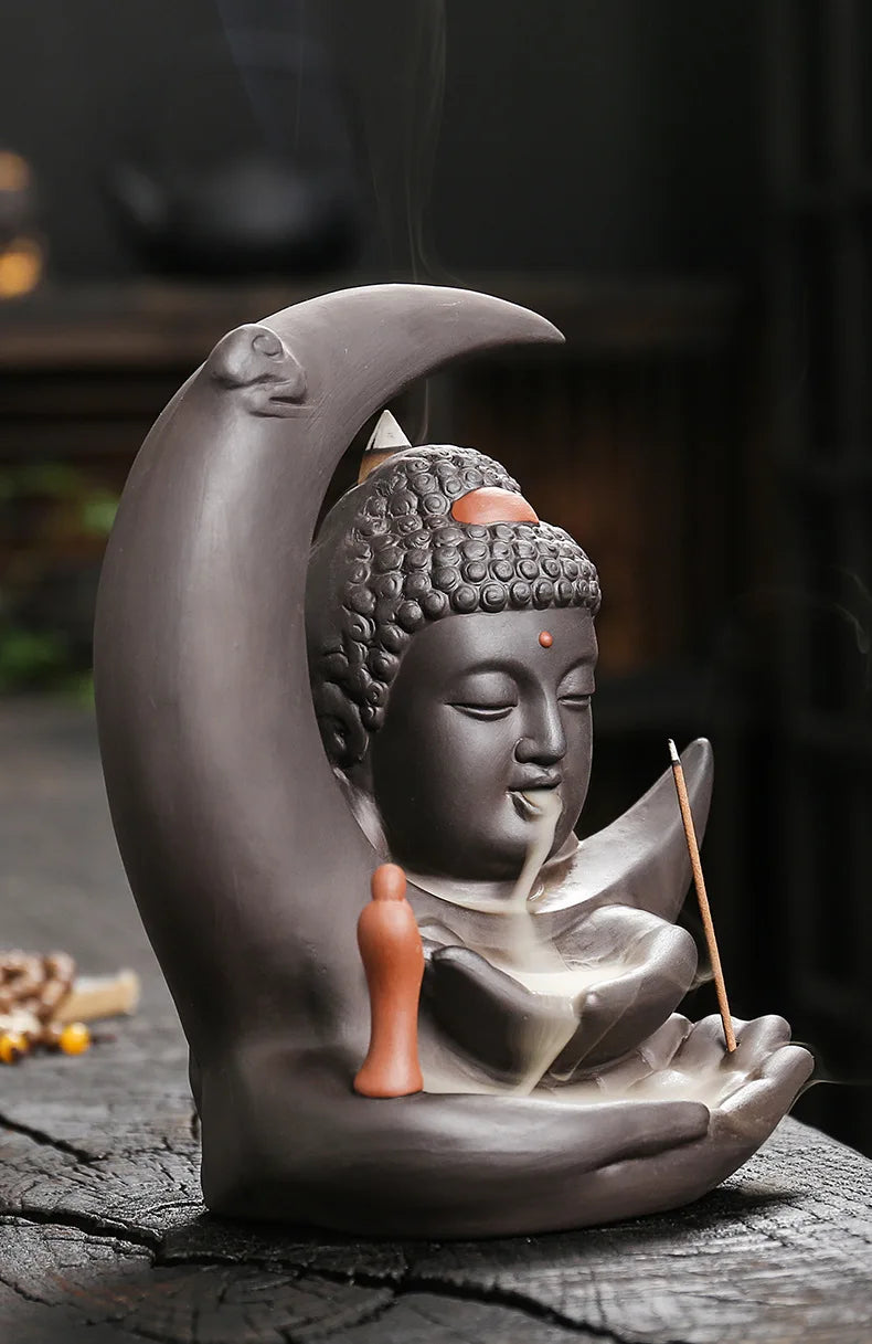 đ Handgefertigter Räuchergefäà aus lila Ton mit Mond- & Buddha-Design đ§ââď¸
