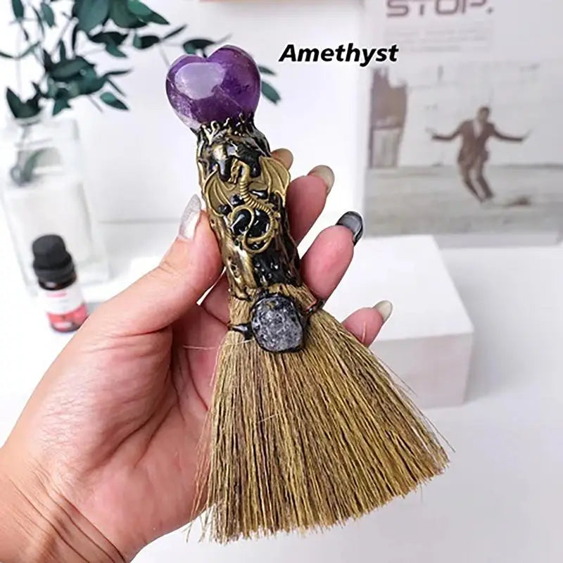 🔮 Kristall-Hexenbesen mit Herz – Reiki-Energie für Reinigung & Altar-Dekor