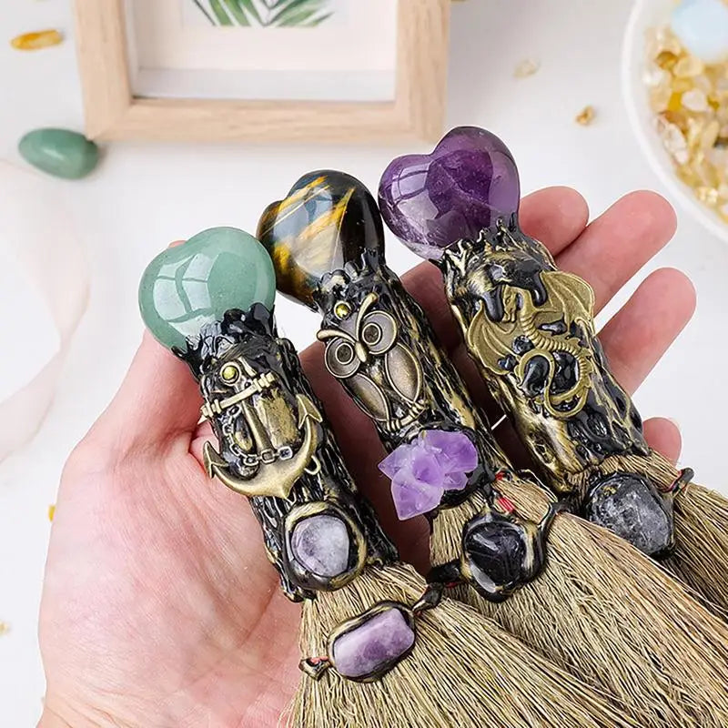 🔮 Kristall-Hexenbesen mit Herz – Reiki-Energie für Reinigung & Altar-Dekor