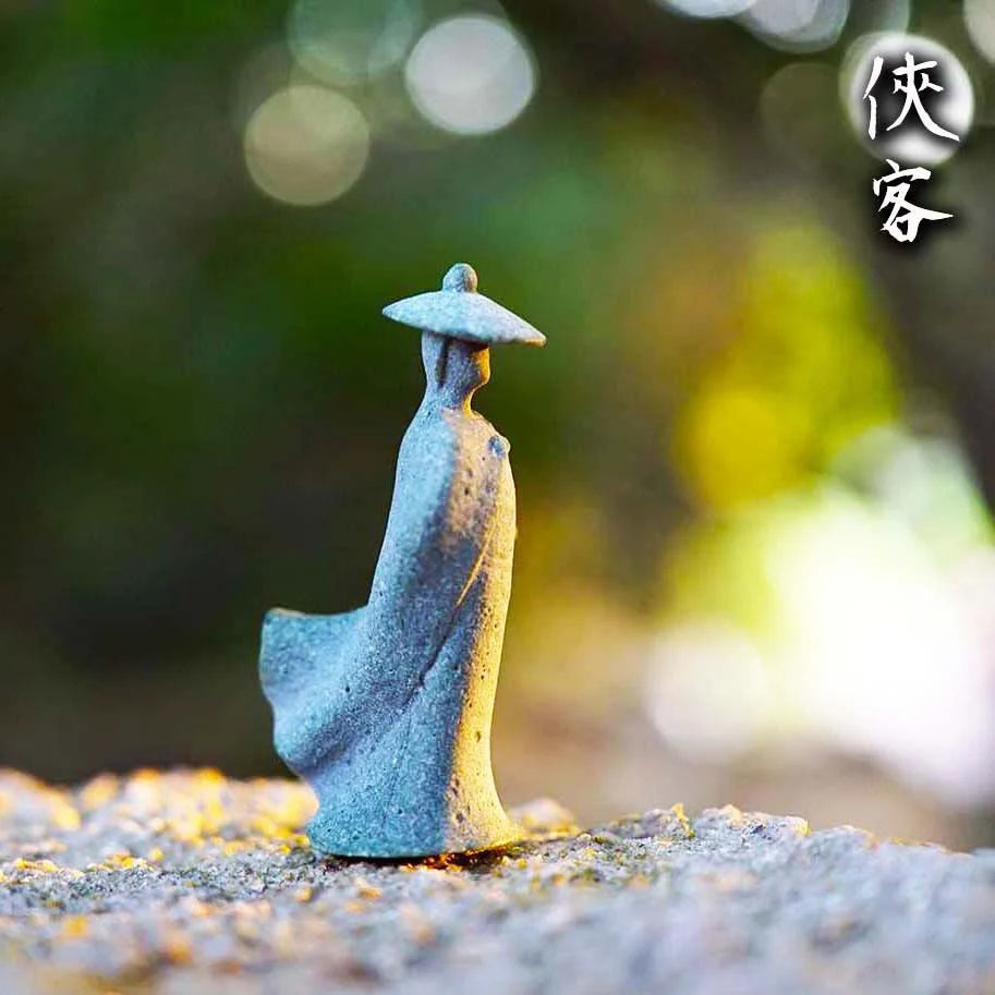🧘♂️ Chinesische Krieger-Mönch-Statue – Zen-Mikrolandschaft & Gartendekoration