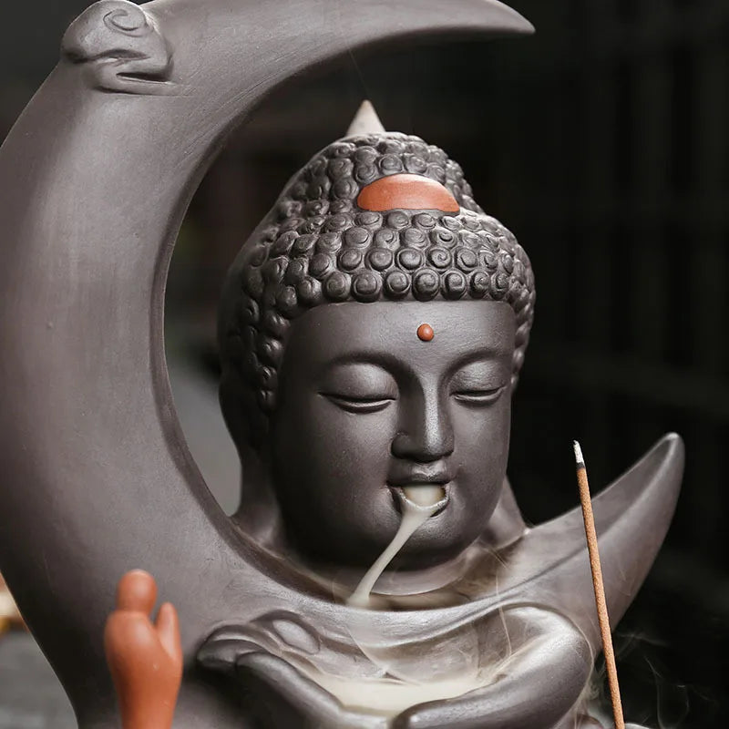 đ Handgefertigter Räuchergefäà aus lila Ton mit Mond- & Buddha-Design đ§ââď¸