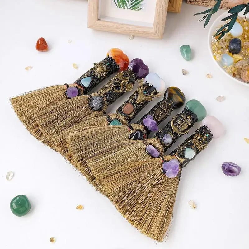 🔮 Kristall-Hexenbesen mit Herz – Reiki-Energie für Reinigung & Altar-Dekor