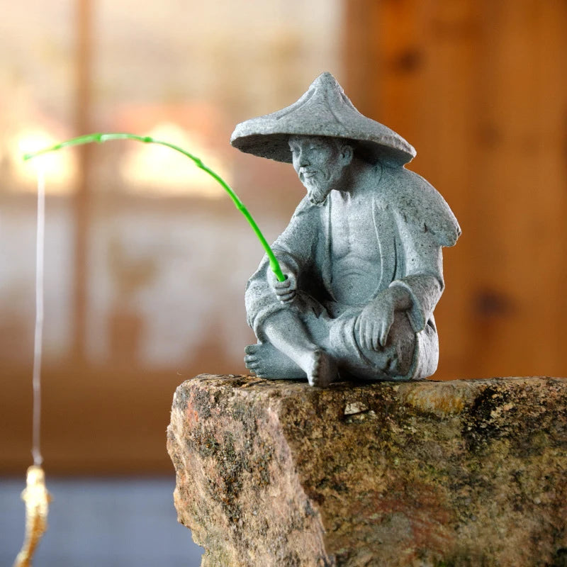 🌿 Mini Fischer Statue – Asiatische Zen Sandstein Aquarium- &amp; Gartendekoration