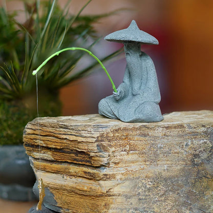 🌿 Mini Fischer Statue – Asiatische Zen Sandstein Aquarium- &amp; Gartendekoration