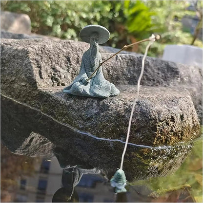 🌿 Mini Fischer Statue – Asiatische Zen Sandstein Aquarium- &amp; Gartendekoration