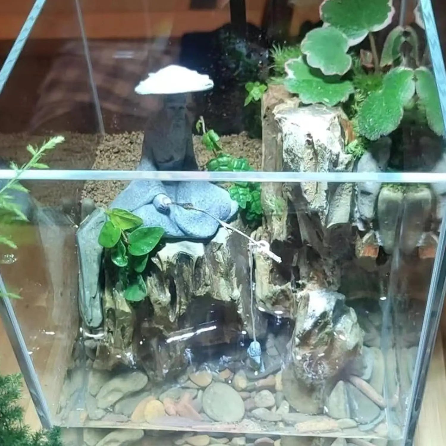🌿 Mini Fischer Statue – Asiatische Zen Sandstein Aquarium- &amp; Gartendekoration